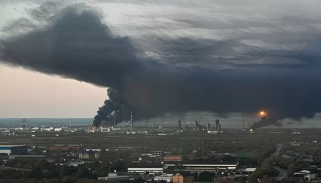 У Росії дрони вночі атакували два НПЗ та два промислових підприємства - ЗМІ
