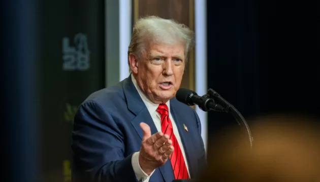 Трамп заявив, що оскаржить рішення суду, якщо воно зобов’яже відновити доступ трьох медіа до Білого дому