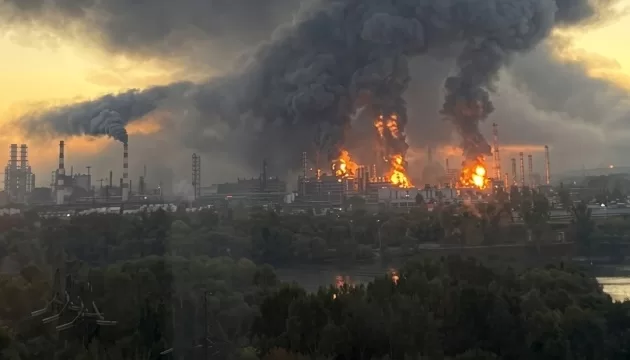 У Москві заявили про наймасованішу атаку дронів: горить НПЗ та складський комплекс в області