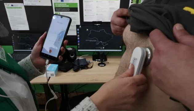 In telemedicine, the nurse in the frontline area actually becomes the "eyes and hands" of the doctor